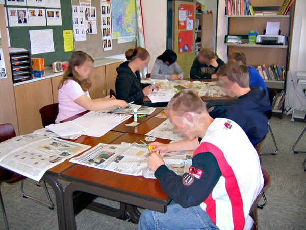 Schüler bei der Arbeit zum Thema "G8-Gipfel"